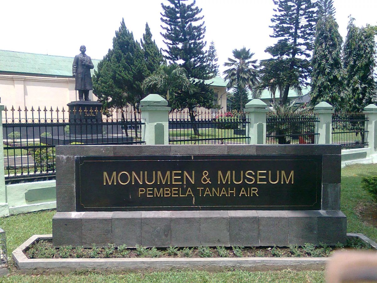 beritakuiss's tweet photo. PlesirYuk, Yuk berkunjung ke wisata edukasi Museum dan Monumen PETA yang dekat dengan Stasiun Bogor! Indonesia kaya akan sejarah perjuangan dalam meraih kemerdekaan. Memahami sejarah adalah langkah penting untuk menghargai dan menjaga warisan budaya

https://t.co/1MnsC6mjyn https://t.co/u2qCpjiMO0