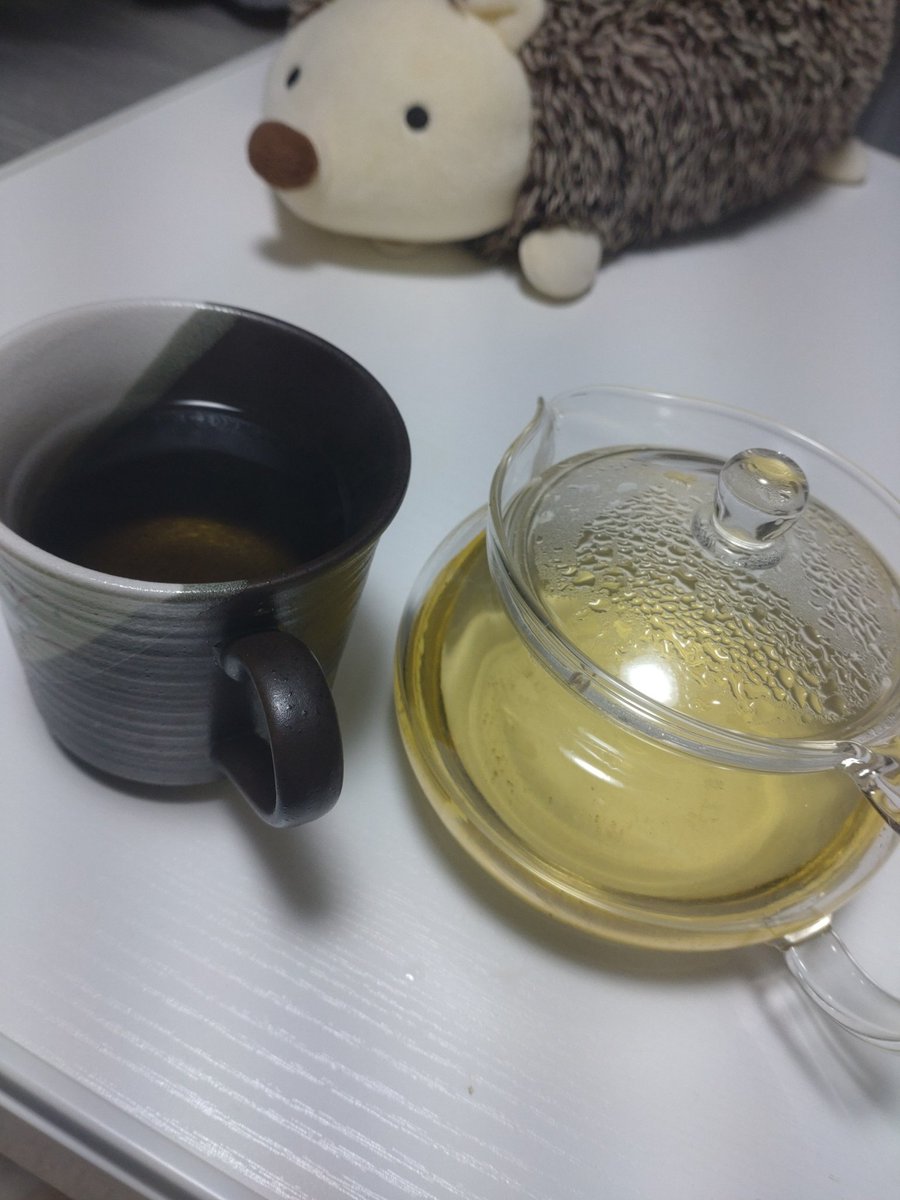 KUTeaBreak's tweet image. 杉林渓高山烏龍茶。
茶壺、聞香杯、茶盤…一式あるのですが、今日は横着してティーポットで飲みます笑
やっぱり青茶は香りが良いですね〜