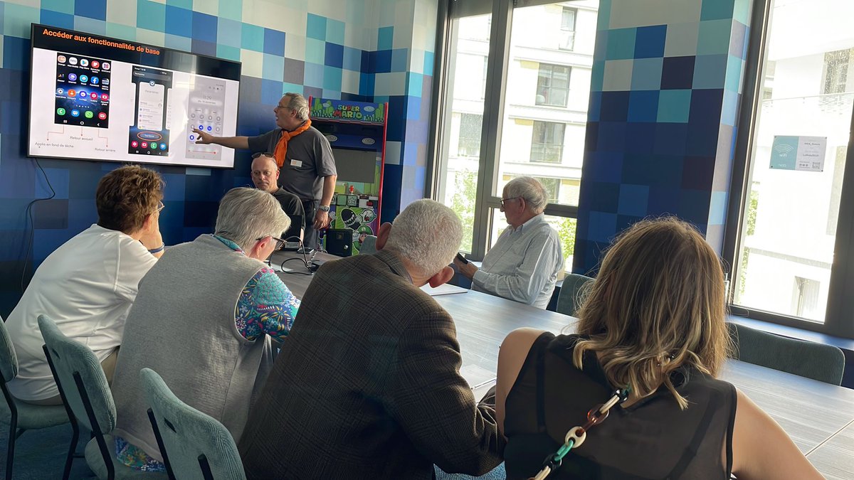 Orange Île-de-France (@orangeidf) on Twitter photo Les ateliers numériques se poursuivent <a href="/Issylesmoul/">Ville d'Issy-les-Moulineaux</a> dans le cadre de #VivaIssy, le Festival des audaces numériques !
Cette fois ce sont les seniors 🧓👴🏽qu'accompagnent Yves et Fernand.
Ils leur livrent leurs "tips" pour une bonne utilisation de #WhatsApp 📱
#InclusionNumérique Les ateliers numériques se poursuivent <a href="/Issylesmoul/">Ville d'Issy-les-Moulineaux</a> dans le cadre de #VivaIssy, le Festival des audaces numériques !
Cette fois ce sont les seniors 🧓👴🏽qu'accompagnent Yves et Fernand.
Ils leur livrent leurs "tips" pour une bonne utilisation de #WhatsApp 📱
#InclusionNumérique