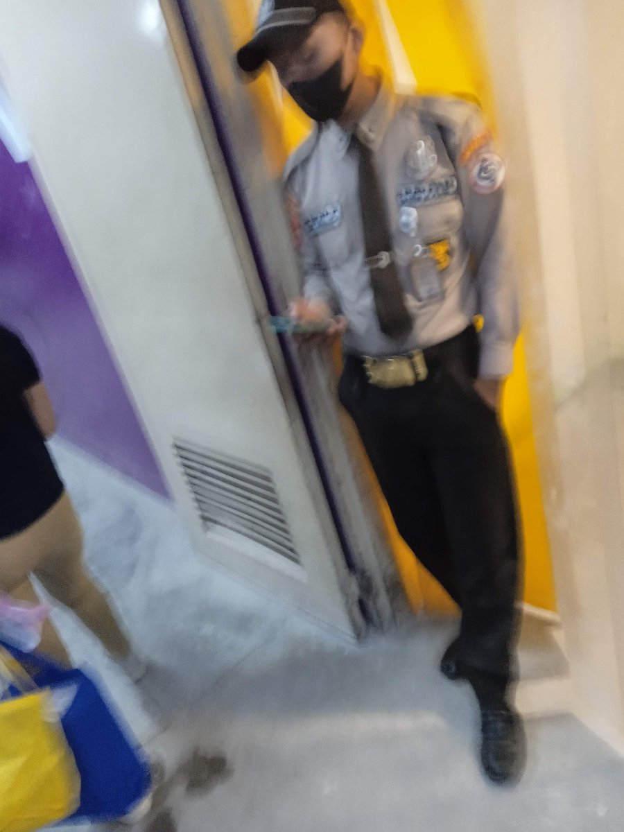 EL_Potatooo's tweet photo. @GrandIndo Lu ajarin security anjing lu ini atas nama RIFKI KONTOL! Gue kerja di tenant, bawa barang pake paper bag 2 biji aja dilarang. Padahal biasanya gapapa. Gausah sok sok an gagah lah bilangin, anjing! https://t.co/eiPagUG1MM