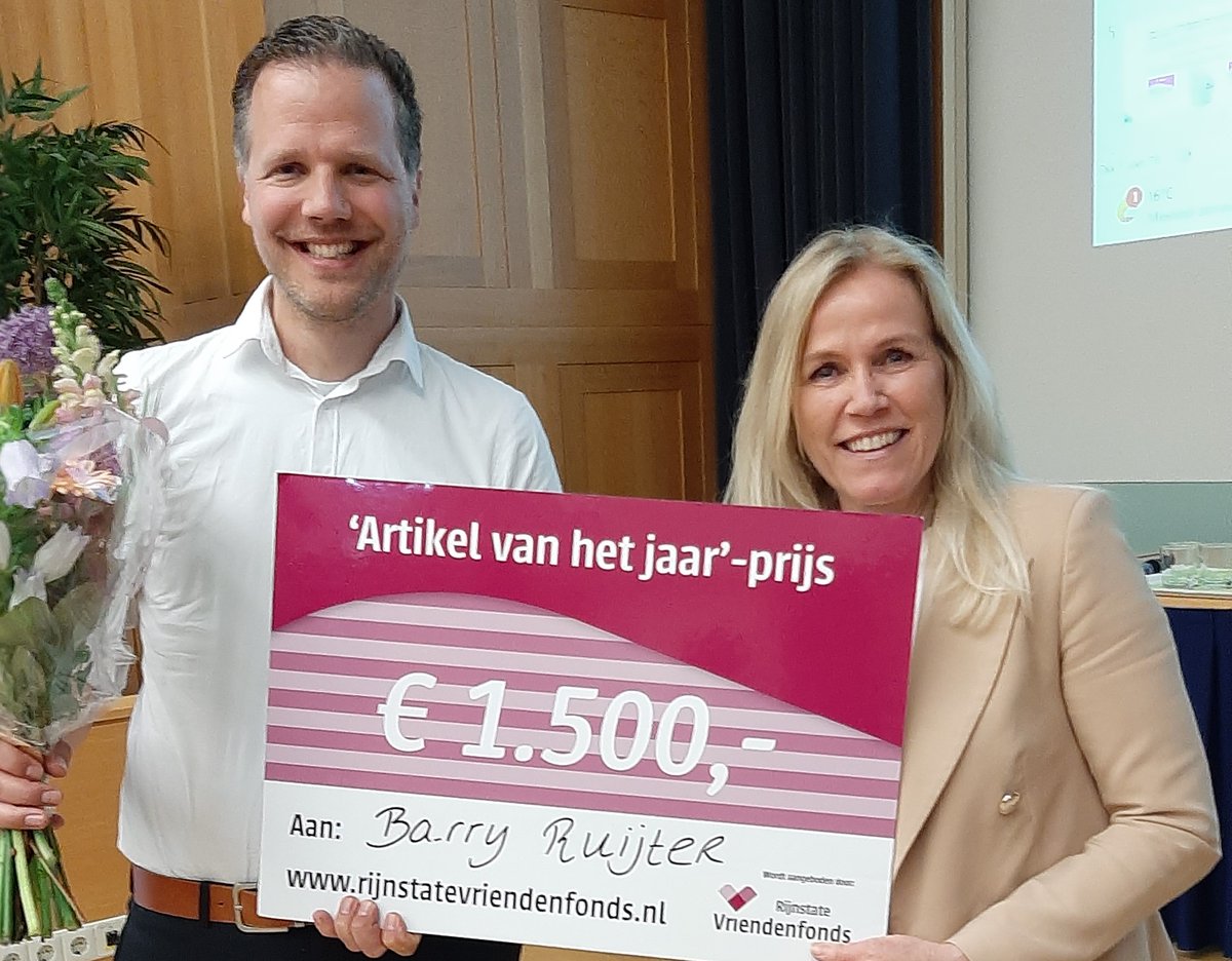 Tijdens het wetenschapssymposium van <a href="/Rijnstate/">Rijnstate</a> reikte het Rijnstate Vriendenfonds de 'Artikel van het Jaar' prijs uit. Hiermee ondersteunt het Vriendenfonds wetenschappelijk onderzoek binnen Rijnstate. Meer lezen over de winnaars?👉  buff.ly/3oPkr8k