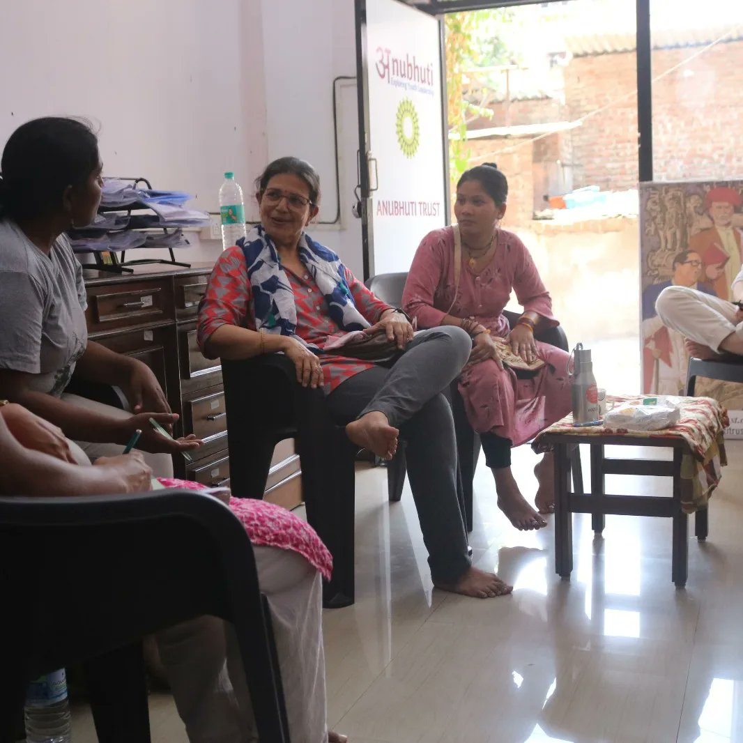 deepapawar6's tweet image. Yesterday experts activists of the #linguistic sector,came to meet us from the US,Lucknow and Uttarakhand at @AnubhutiTrust office.disccussion,question nd more! #endangeredlanguages is an important  issue.Which I am trying to be a part of in my capacity,through research,document