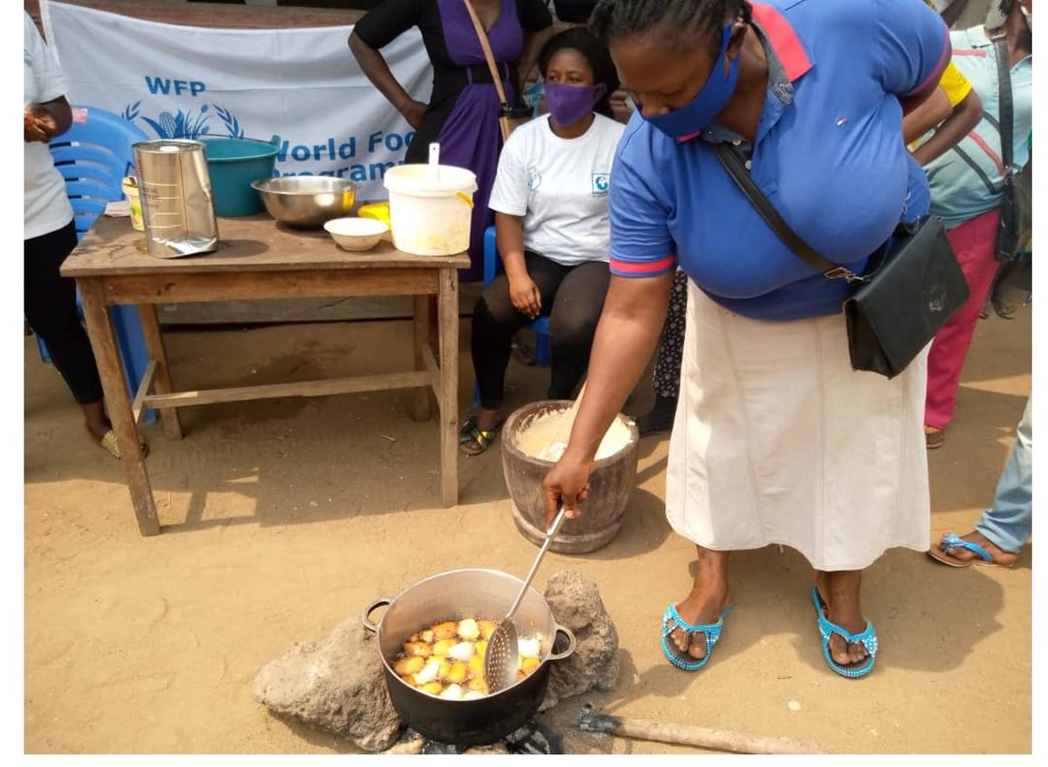 WFP_Cameroon's tweet photo. #Cameroon🇨🇲

General Food Assistance, Women’s Affair💪🏾!

Community women in NWSW, are actively involved in @WFP lifesaving activities and key tasks. 

In communities such as Mbinjong &amp; Bachuo Ntai, women👩‍👩‍👧‍👧 are often in charge of cooking demos or food scooping.

#ChangingLives https://t.co/3GMABMcQF5