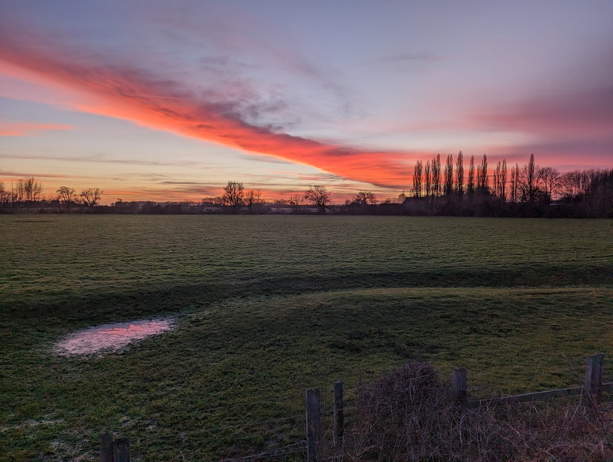Chiselhampton dusk #Chiselhampton #clouds #dusk #Pixel7Pro #landscape #landscapephoptographer #Oxfordshire #P7P #Stadhampton #sunset #travelphotographer #winter
