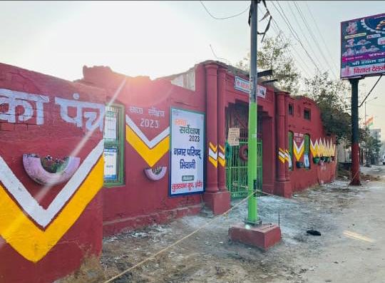 Team #Bhiwani, #Haryana has set a true example of Refurbishing Old Into New!
The Team has done a marvelous job in transforming a Garbage Vulnerable point (GVP) into a clean place where the walls have been repainted to give a new life to the building. 
#RRR4LiFE #IndiaVsGarbage