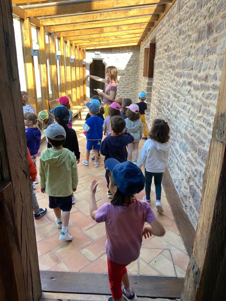 sancernin's tweet photo. Dentro del proyecto "Castillos de Navarra" nuestros peques de 4 años visitaron el #castillodejavier
Imaginaron la vida en el castillo y recorrieron salas y torreones.
¡Fue toda una aventura!
#aprendizajebasadoenproyectos #educacióninfantil #castillos #castillosdenavarra https://t.co/0sare9GnAj
