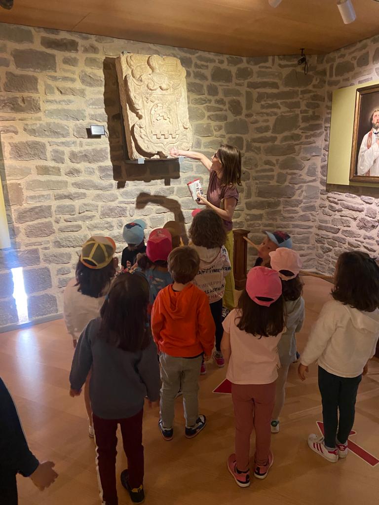 sancernin's tweet photo. Dentro del proyecto "Castillos de Navarra" nuestros peques de 4 años visitaron el #castillodejavier
Imaginaron la vida en el castillo y recorrieron salas y torreones.
¡Fue toda una aventura!
#aprendizajebasadoenproyectos #educacióninfantil #castillos #castillosdenavarra https://t.co/0sare9GnAj