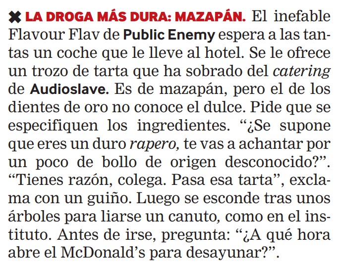 Hoy hace justo 20 años que publiqué esto, al poco de empezar en @el_pais. Recuerdo lo q ambos llevábamos puesto cuando le dije a Flavor Flav que probase el mazapán. Ya no existe Tentaciones, ni el Festimad, pero aquí seguimos dando la brasa. Flavor Flav y yo y el mazapán.