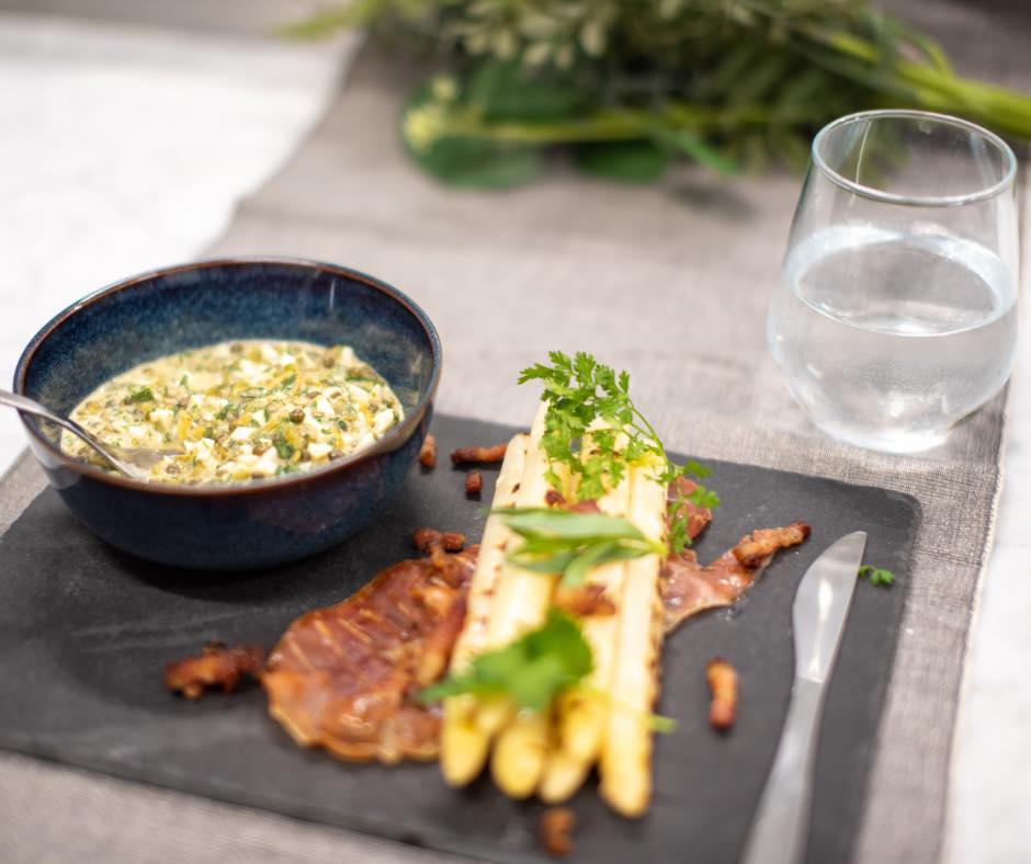 It's White Asparagus season, and pairing with a delicious Sauce Gribiche is the perfect way to enjoy this small treasure! 😍😋

Who else loves White Asparagus?! 👀

Full recipe can be found on our website under Arthur’s Kitchen!

lnkd.in/e6F2Gz5g
