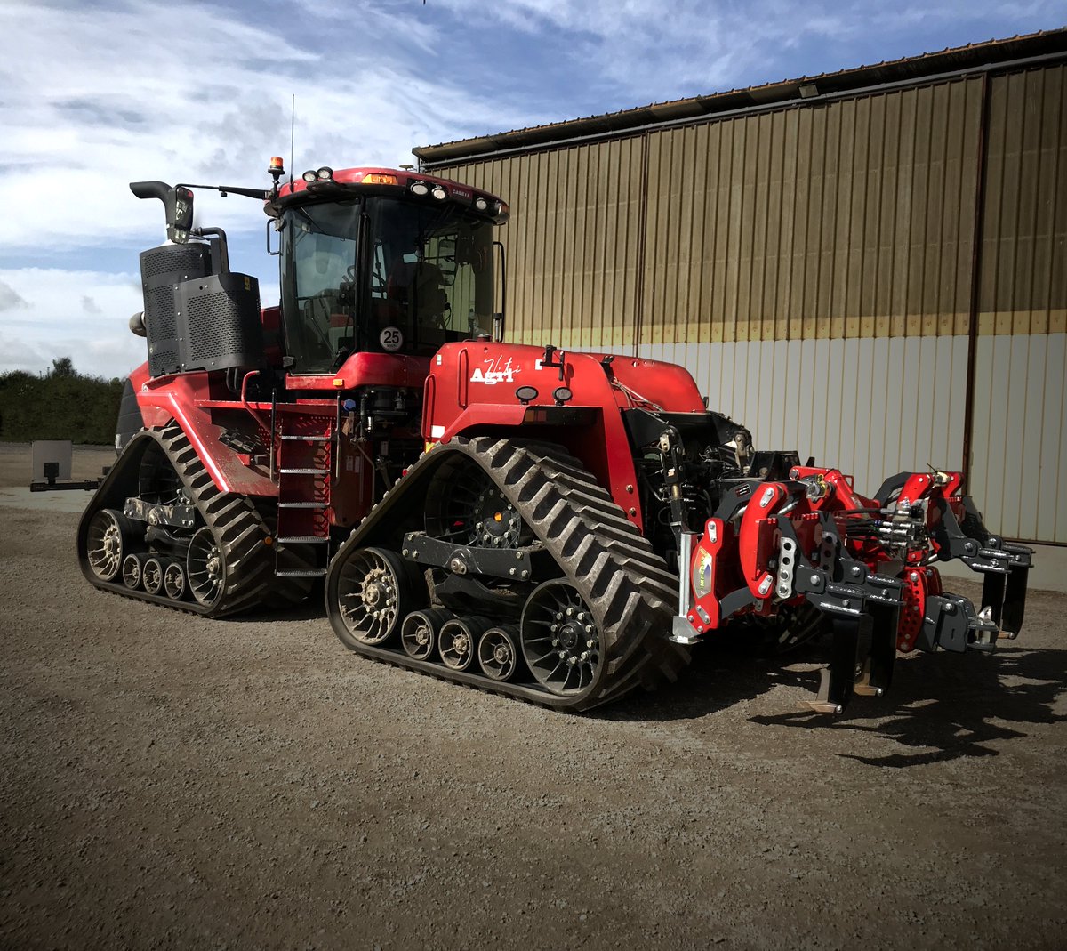 Cover your tracks....

Agriweld Prevent on a CASE IH Quadtrac 540

The Prevent Track Eradicator is designed to alleviate compaction caused by the tractor tyres or tracks.  Allowing for the towing of additional equipment behind the toolbar, such as a drill or disc cultivator,