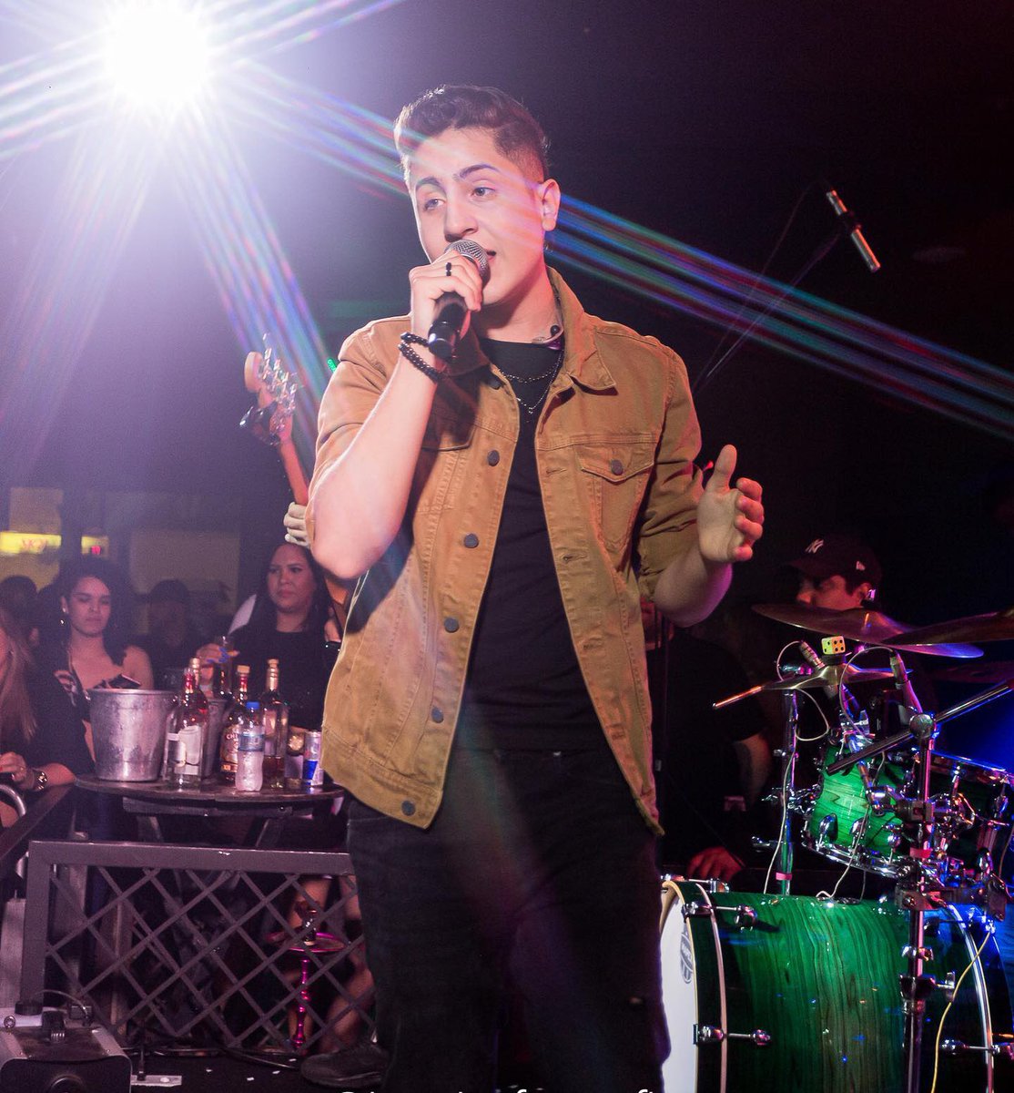 lignosertanejo's tweet photo. O talentoso HUGO HENRIQUE grava hoje (06/06) em Goiânia o seu novo projeto intitulado ''DE CORPO E ALMA'', o novo DVD contará com 12 músicas inéditas e as participações de Gustavo Mioto, Luan Pereira e mais uma que é SURPRESA. 👏😍 https://t.co/Iwpfe8YlDR