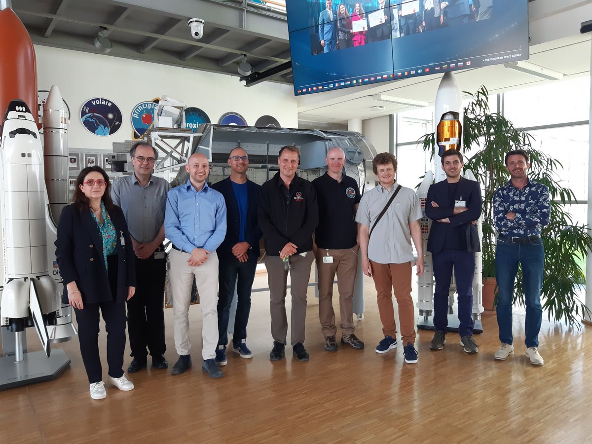 ConnectbyCNES's tweet photo. Promotion européenne 🇪🇺 pour les startups de #TechTheMoon!
Nous avons eu le plaisir d’inviter 9 d'entre elles à présenter leurs projets lunaires 🌕 à l’EAC (European Astronaut Centre), face à un public expert de membres du Centre 👩🚀 et de l’@esa 🚀
👉 https://t.co/eXZN4C4be0 https://t.co/gmLABuYaw8