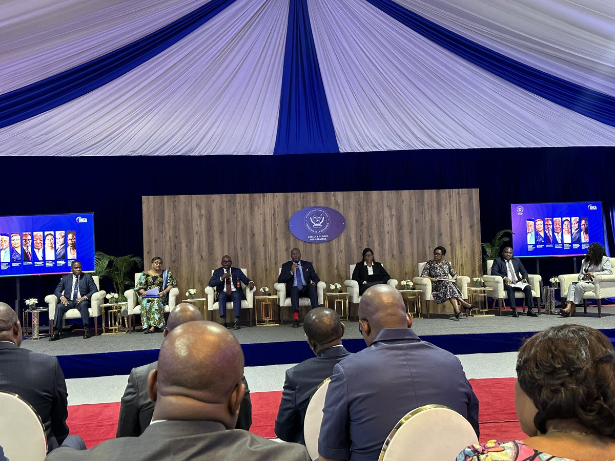 PatrickMuyaya's tweet photo. #RDC : Devant le Président de la République, gouvernement, magistrature, patronat, débattent de manière inédite autour du rapport du baromètre national du climat des affaires. Dans l’objectif de dégager les voies et répondre chacun à son niveau aux défis de l’amélioration du climat des affaires #ChangementDeNarratif 🇨🇩🇨🇩
