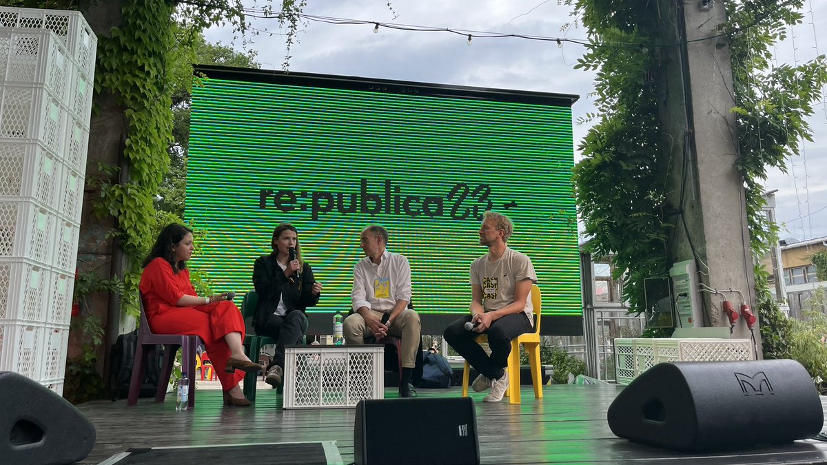 Tolles Panel heute mit <a href="/Luisamneubauer/">Luisa Neubauer</a> @delarabur und Fridtjof Detzner zur sozialökologischer Transformation der Gesellschaft - take aways: #Klimagerechtigkeit geht nur mit Ressourcengerechtigkeit, internationaler Veranwortung &amp; Mut zur Investition #rp23