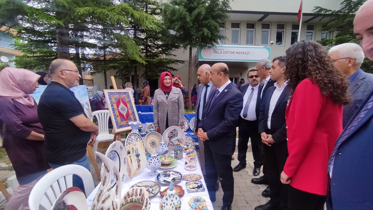 Aksaray_MEM's tweet photo. İl Milli Eğitim Müdürümüz Sn. @haciomerkartal Hayat Boyu Öğrenme Haftası etkinlikleri kapsamında; giyim, seramik, çini, el sanatları, ahşap boyama, kuyumculuk, resim, aşçılık, halı dokuma vb. alanlarda açılan kurslarda üretilen ürünlerin sergilendiği yıl sonu sergisine katıldı. https://t.co/07F3uOmv2u