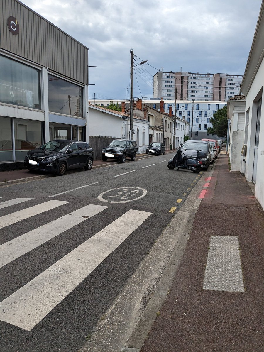 Trottoir impraticable pour les poussettes ! 😤 #gcum <a href="/VilleduBouscat/">Ville du Bouscat</a> <a href="/GwenaelLamarque/">Gwénaël LAMARQUE</a>
