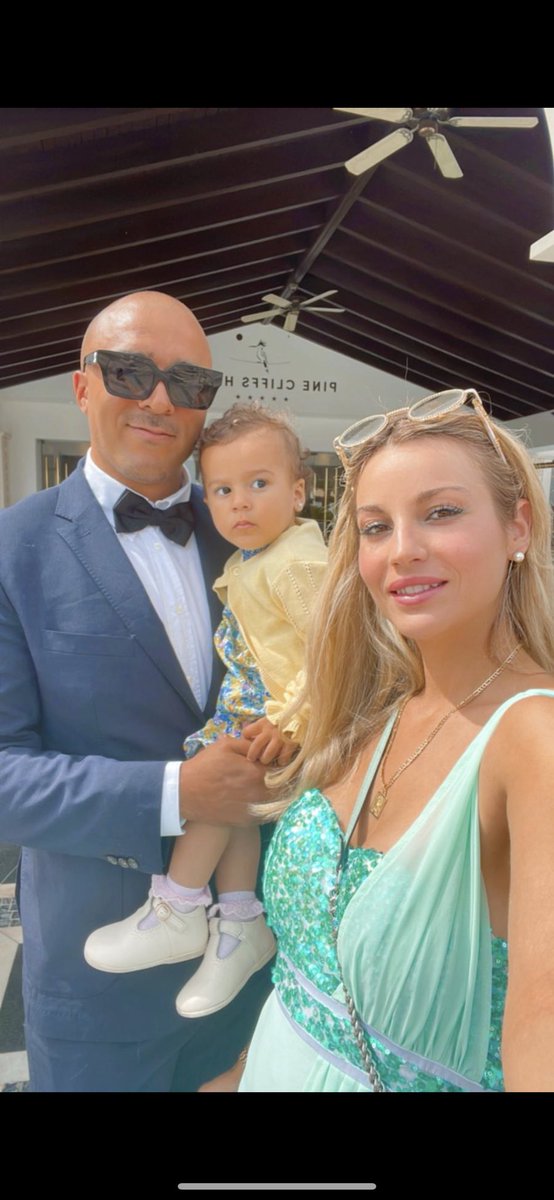 SimonZebo's tweet photo. The Murray’s ☀️🥂 https://t.co/Jm8D3EEEub