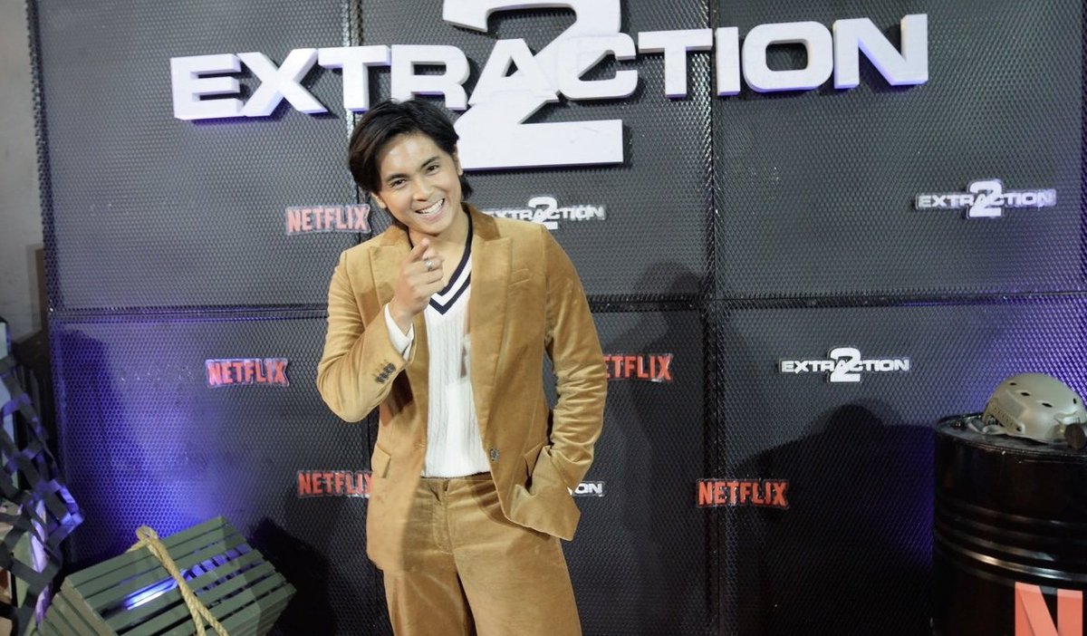 Sparkle_GMA's tweet photo. #VoltesVLegacy Miguel Tanfelix (@MiguelTanfelix_) is looking handsome (as usual) ๐ Here he is at @Netflix_PH's #Extraction2PH red carpet premiere ๐ซถ๐ป
#MiguelTanfelix https://t.co/cPh6oPM7QT