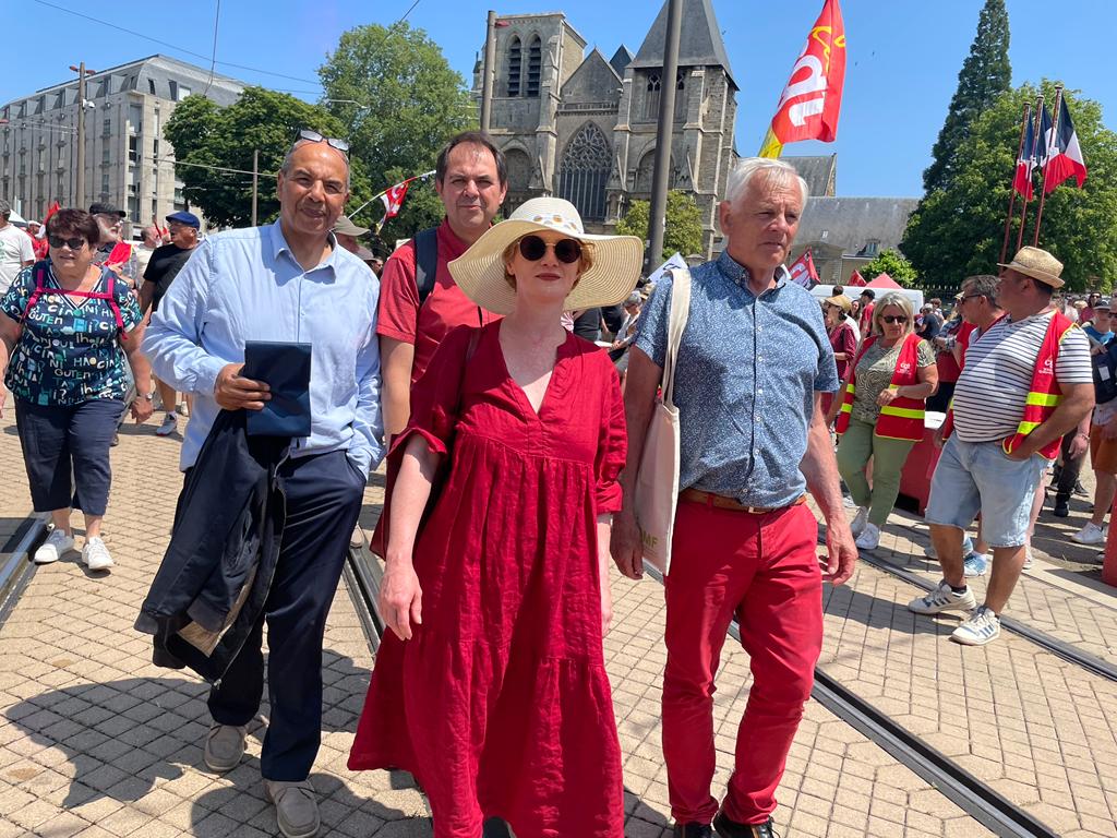 Rassemblement tout à respectable sous le grand soleil du Mans, au milieu des démarrages des centièmes #24h du Mans.
Avec l'ami-binôme @GillesLeproust et camarades d'Allonnes et d'ailleurs.
#6Juin2023 
#NonALaReformeDesRetraites 
#Episode14