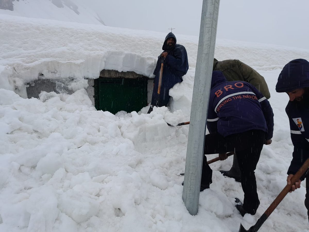 #SANJY2023
Advance party of Health Team Anantnag travelled 14 kms on foot from Chandanwari and reached base camp Sheeshnag at an altitude of 3590 m to perform their duties for SANJY 2023.
@HealthMedicalE1 @iasbhupinder @DCAnantnag @diprjk @AnantnagDIPRC @DHSKashmir @NHMJK5