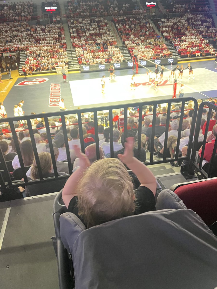 ⁦@WKUVolleyball⁩ who say tradition can’t be passed down!! #GoTops
