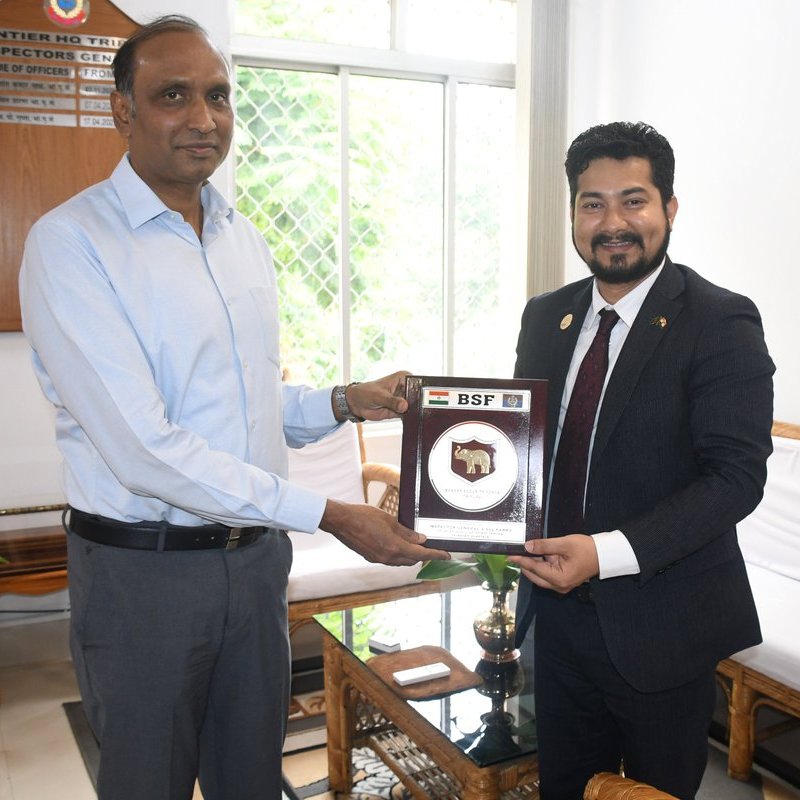 BSF_Tripura's tweet photo. HE Arif Mohammad, Assistant High Commissioner of #Bangladesh to #India, called on Shri MP Gupta, IPS, IG, BSF Tripura at Frontier Headquarter #BSF, Salbagan, Agartala, #Tripura today.
 
#BharatBanglaBandhu #LongLiveIndoBangladeshFreindship

#FirstLineOfDefence 
#GuardiansOfBorder https://t.co/ICA9aHGEjx