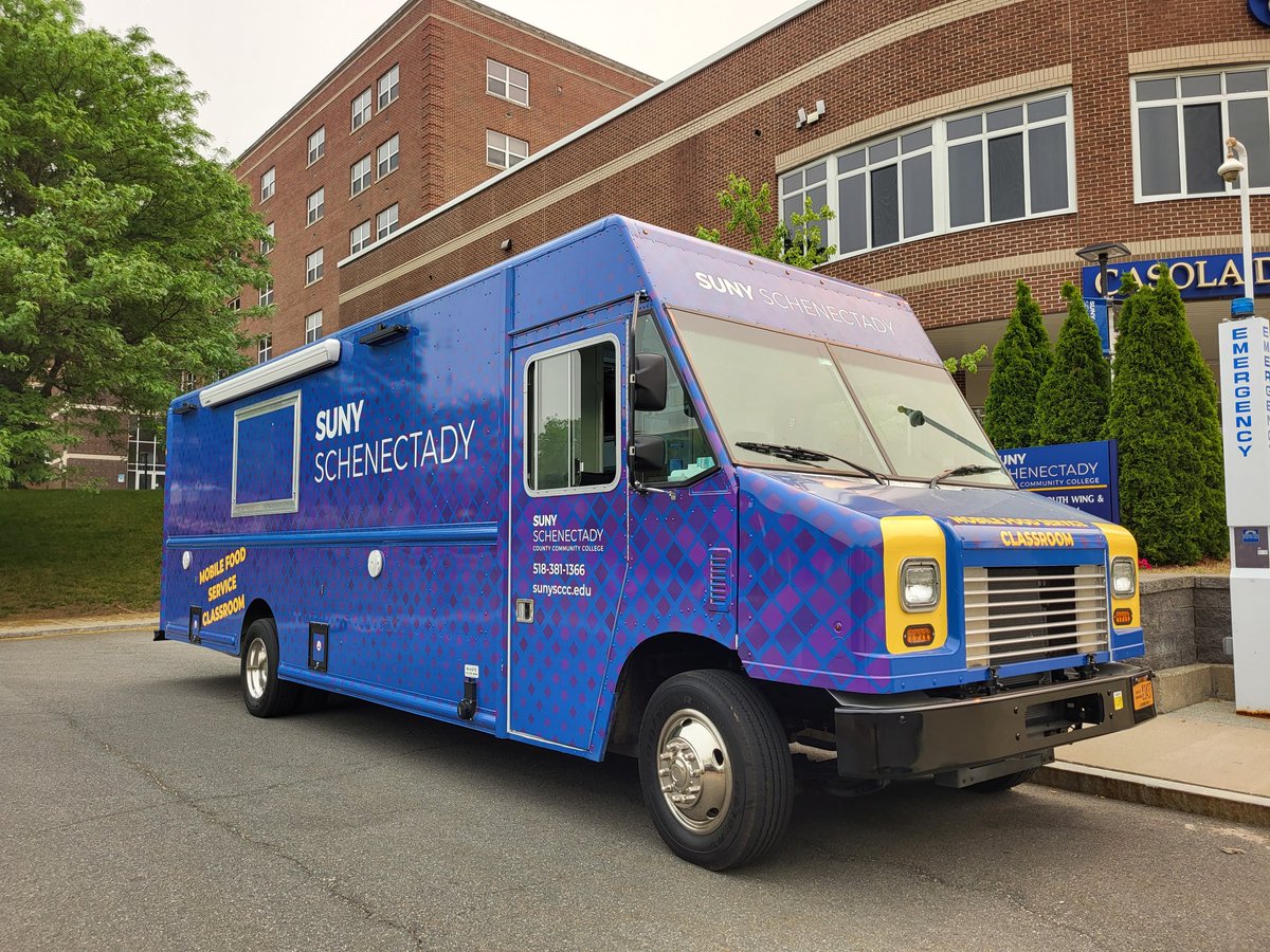 Our #FoodTruck is at #EmpireStatePlaza @PlazaEvents today! Serving delicious ratatouille #pizza, small beef sandwiches, fish veracruz,  black bean mango salad & more! We are there: Tues./Wed. through June 30 & then July 11-Aug. 11, 11 AM-2 PM. Summer #MobileFoodService courses!