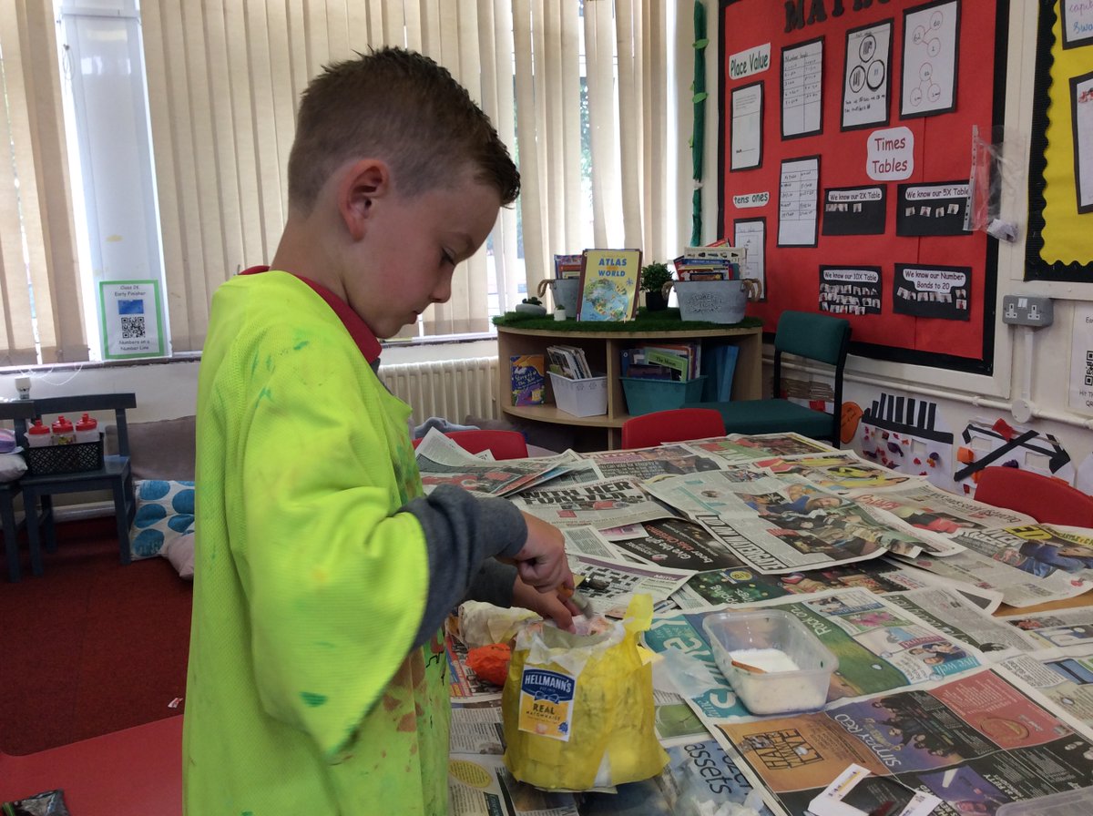 Class 2K have been making sculptures based on the 'What Is America?' work by <a href="/RobinAntar/">Robin Antar</a>. We made ketchup and mayonnaise bottles, hot dogs and burgers! 🍔🌭🥫😍