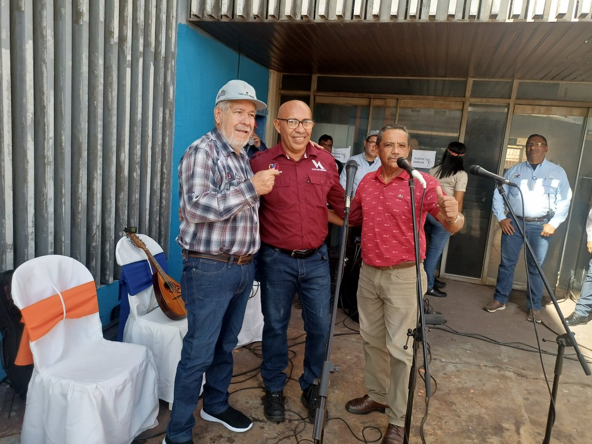 #EsNoticia || #CVGVenalum al son del galerón celebra su segundo día de aniversario en compañía de toda la  familia Venalumnista. 

#CVGVenalum45Aniversaria
#NuevaGeometriaMultipolar 
<a href="/CVG_Oficial/">Corporación Venezolana de Guayana - CVG</a> 
<a href="/NicolasMaduro/">Nicolás Maduro</a> 
<a href="/delcyrodriguezv/">Delcy Rodríguez</a> 
<a href="/Hectorsilvavzla/">Hector Silva</a> 
<a href="/burrundangac/">Angel Gonzalez C</a>