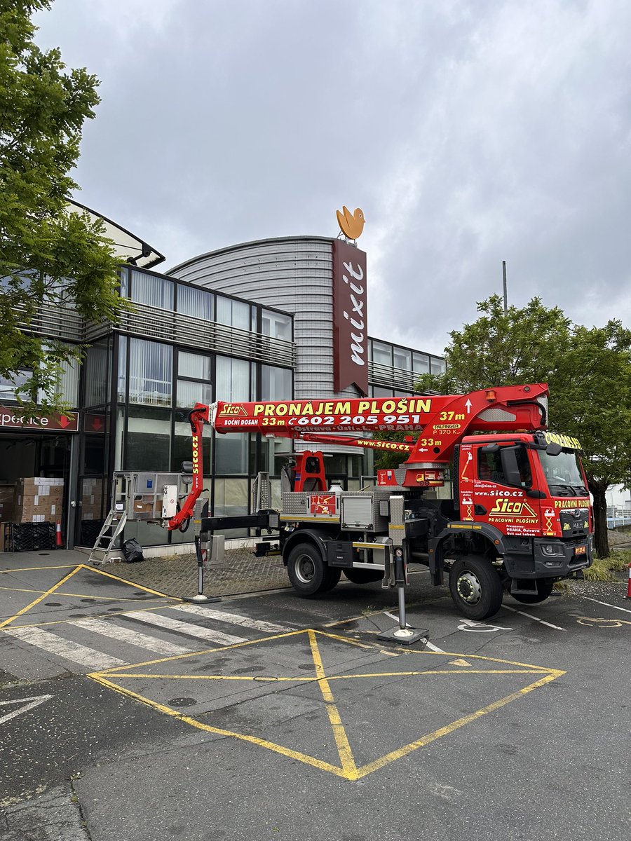 Před 13 lety jsme strávili jaro a léto v suterénním činžovním bytě na Vinohradech a netrpělivě čekali na každou objednávku, kterou budeme moct namixovat. A dnes, v takřka historický den, si plníme sen, a na náš areál dosedá pták, neonový Mixiťák. Vše je najednou hmatatelnější 😀