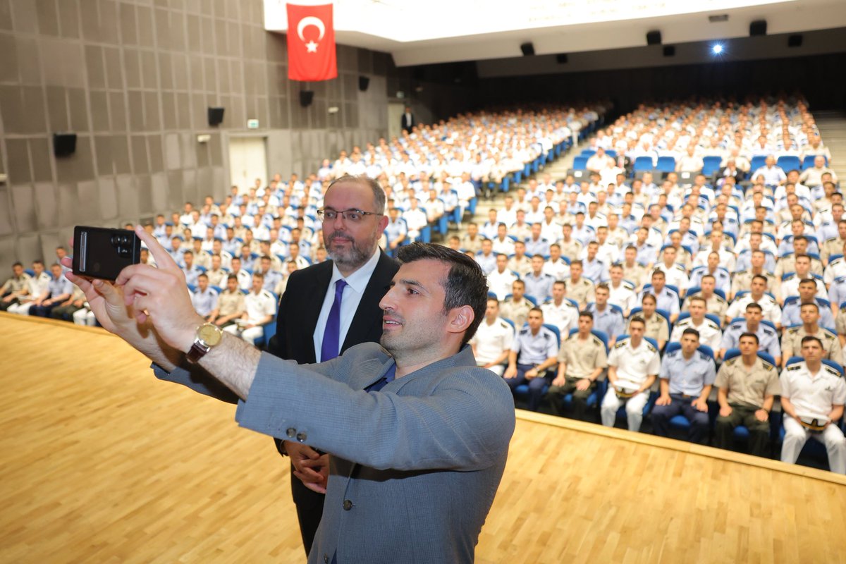 Bugün, Milli Savunma Üniversitesi Yabancı Diller Yüksekokul Kuleli yerleşkesinde öğrenim gören harbiyelilerle #MilliTeknolojiHamlesi'ni konuştuk. 🇹🇷

Vatanımızın güvenliği ve bağımsızlığı için görev yapacak olan kardeşlerime şimdiden başarılar dilerim.