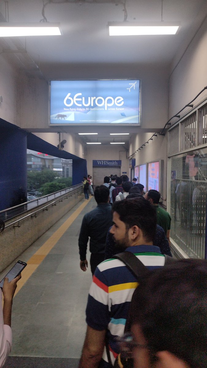 MindArtFilms's tweet photo. Dear @OfficialDMRC @PMOIndia 
एक तरफ तो Mask पहनने पर जोर है ( Covid  १९ ) के नाम पर . दूसरी तरफ रोज को ये लंबी लाइन .  Guru Dronacharya Metro Station Gurugram. https://t.co/356CaYEFiP