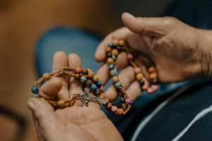 Momenteel in het Nationaal Gevangenismuseum te Veenhuizen: BEZIN. - Geloof achter de tralies. assen.uitloper.nu/regio-assen/be… <a href="/GevangMuseum/">Nationaal Gevangenismuseum</a>
