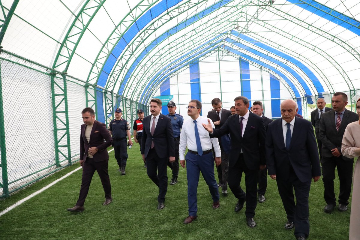 CankiriValiligi's tweet photo. Valimiz @AbdullahAyaz78, Atkaracalar ilçemizde tadilatı tamamlanarak hizmet vermeye hazır hale getirilen Cumhuriyet İlkokulu ve Ortaokulunda incelemelerde bulundu.

Valimiz Ayaz daha sonra tadilatı yapılarak hizmete açılan Atkaracalar ilçe halısahasının açılışını gerçekleştirdi. https://t.co/KqXYjTgNht