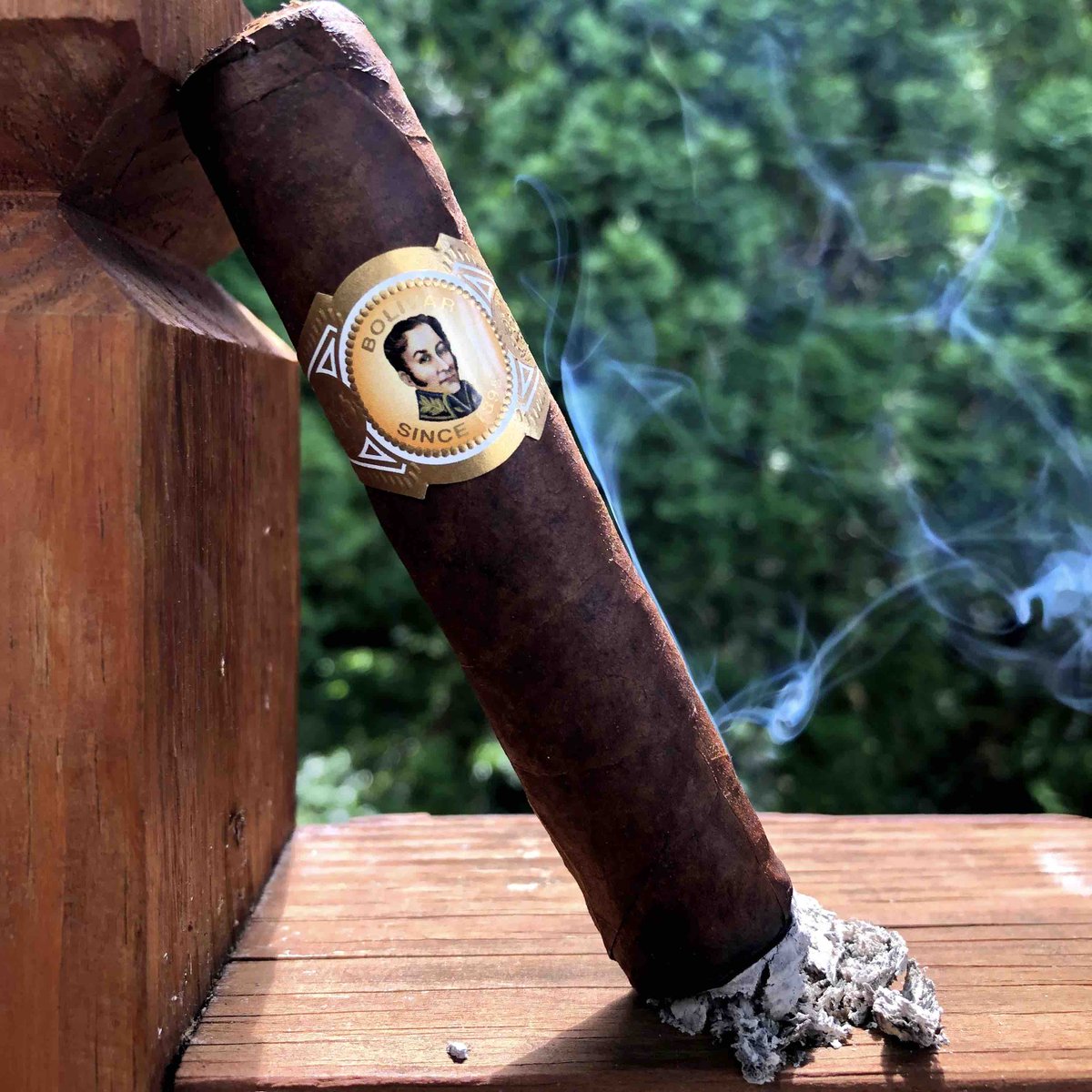 It’s a beautiful morning for a Bolivar Cofradia. A straightforward, no BS smoke that deserves a spot in your rotation. Save up to 27% on 5-packs and boxes and get a Free 10-pack w/purchase - ow.ly/mmTc50OGHu2. 

#cigar #cigars #nowsmoking #cigaraficionado