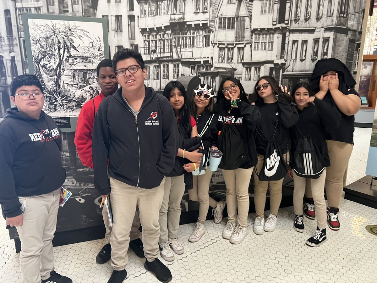 MrsDarlingRBMS's tweet photo. Ellis Island with the 7th graders ! 🗽⛴️ @rbmsROCKETS https://t.co/JT06plOohr