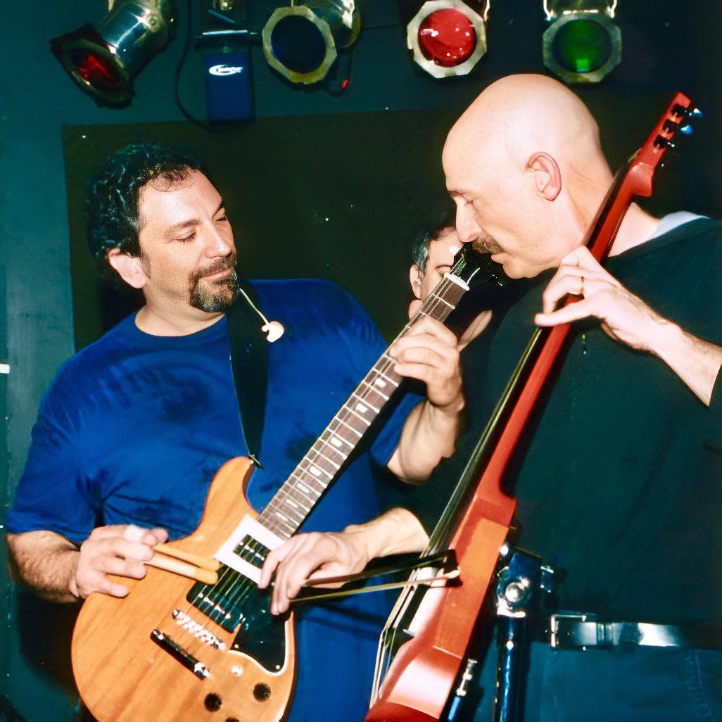 What an extraordinary photo @JerryMarotta uploaded to his Face, celebrating his friend Tony's birthday.
#PhilKeaggy, #TonyLevin, @JerryMarotta 'Fearless' (live at Daryl's House Club, March 1, 2019) youtu.be/Mfhz-csyMlw