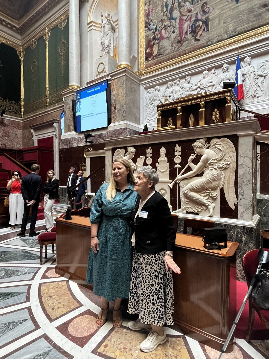 Quel honneur de remettre la médaille de l’Assemblée Nationale à Arlette BUNOUT, une Conflanaise engagée et inspirante. Son parcours remarquable a permis à de nombreux projets de voir le jour et a profondément enrichi la ville de Conflans-Sainte-Honorine 👏