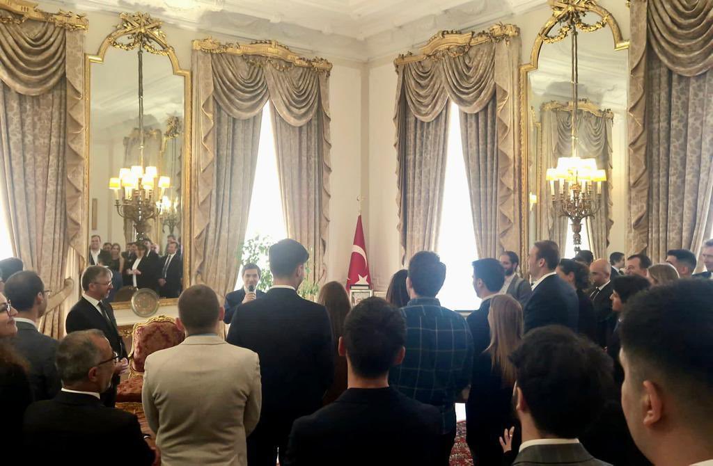 İngiltere’deki üniversitelerde öğrenim gören ve Türk derneklerinde görev alan gençlerimizi ağırladık. 

It was a pleasure to host a group of brilliant Turkish university students at the Embassy.