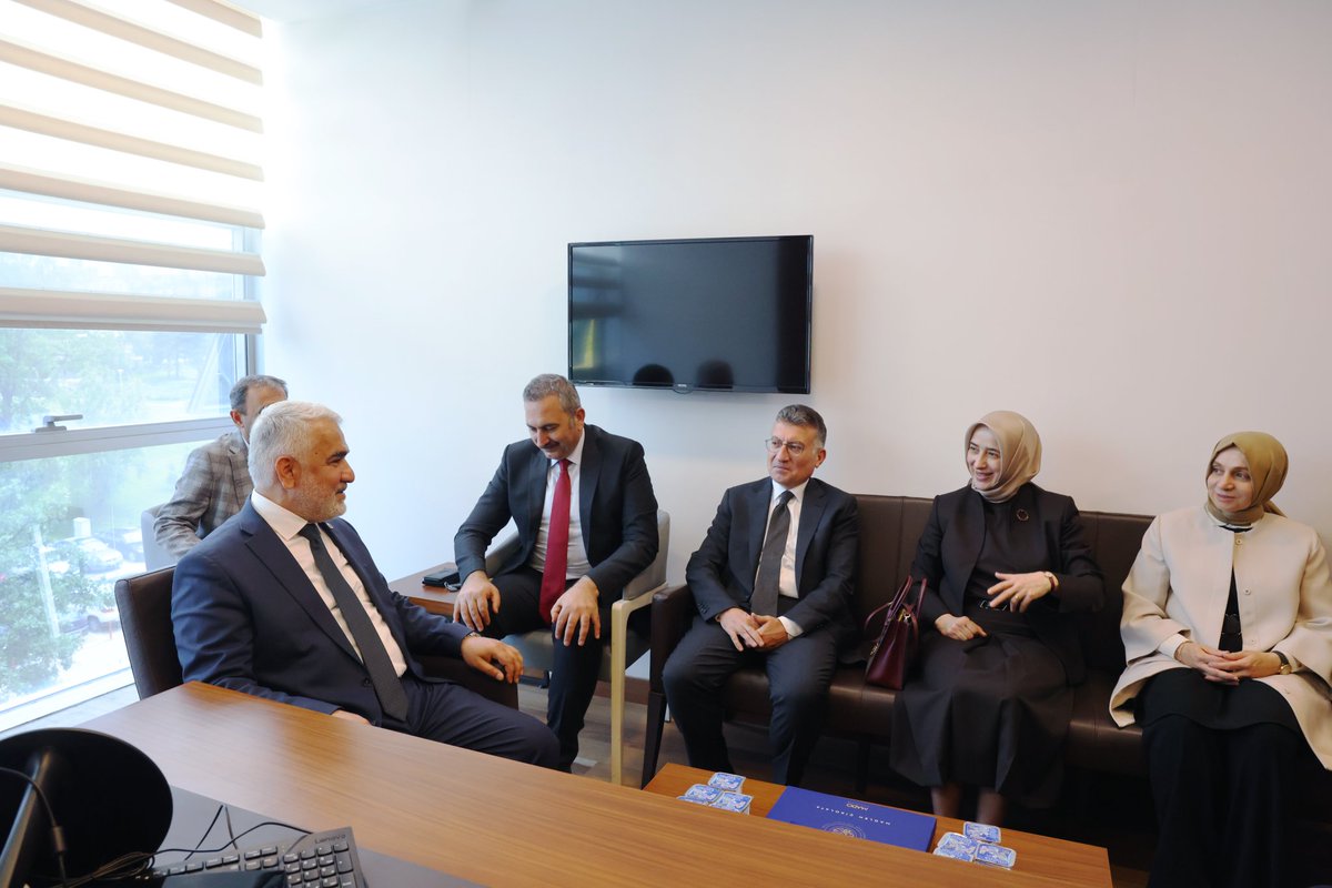 HudaParTBMM's tweet photo. AK Parti Genel Başkan Vekili ve Meclis Başkanı Adayı Sn. Numan Kurtulmuş beraberindeki heyetle TBMM Başkanlığı için yaptığı adaylık başvurusunun ardından Genel Başkanımız Sn. Zekeriya Yapıcıoğlu'nu Mecliste ziyaret ederek TBMM Başkanlığı seçimlerinde destek talebinde bulundular. https://t.co/dm7HeJfwvk