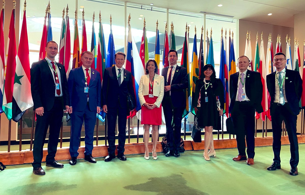tfajon's tweet image. Prijetno vzdušje v dvorani Generalne skupščine #OZN 🇺🇳 @UN.

Ob 16.00 (po slovenskem času) se začne glasovanje za nestalni sedež v VS OZN.

Spremljajte v živo 👇🏻📽️
media.un.org/en/asset/k1p/k…

In seveda držite pesti! 🤞🏼

#BuildingTrust 
#SecuringFuture