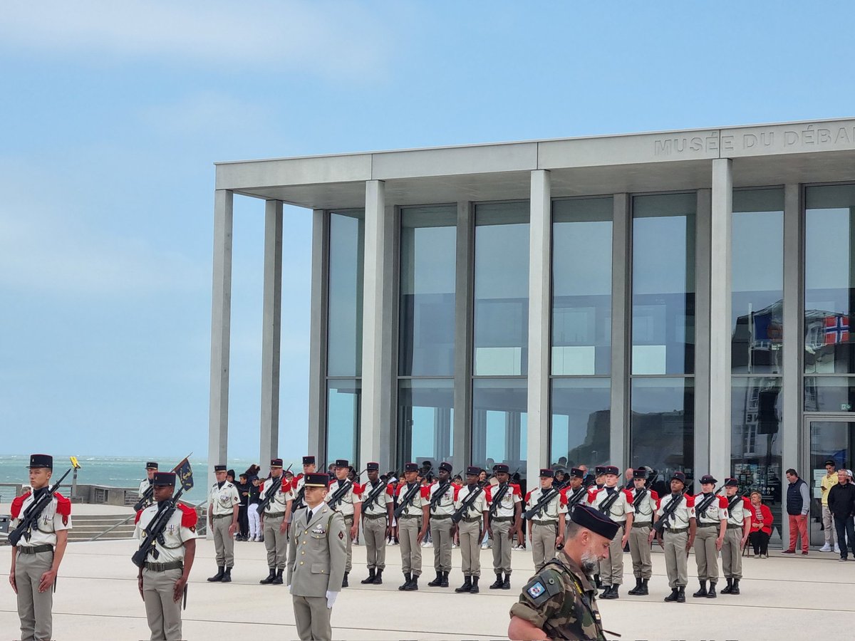 Prefet14's tweet photo. #DDay79 🇫🇷
 Le Président de la République, @EmmanuelMacron, a visité le nouveau musée du débarquement d’Arromanches-les-Bains, agrandi et modernisé, construit pour commémorer le 6 juin 1944 et la bataille de Normandie. https://t.co/LTttex02EL