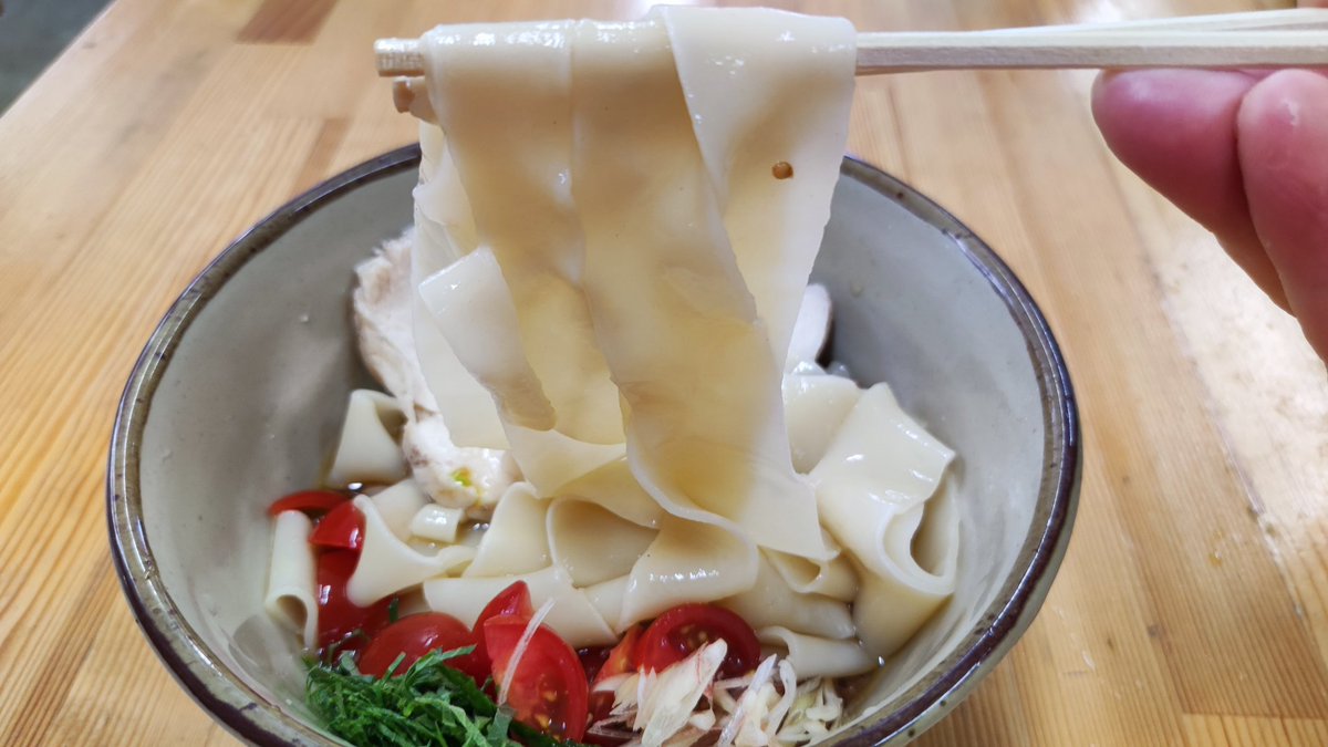 udonmenbou's tweet photo. うどん処麺紡明日から　#さぬきしめん　始めます😄
蒸し鶏ぶっかけになります😆
大葉、茗荷、ミニトマトも乗ってます。

数量限定、平日の11時〜12時と13時〜14時でやります🙇‍♂️
現在小のみのご提供になります。

星ヶ丘製麺所さんの、美味しい冷凍きしめんを使用しております😄 https://t.co/LGTHbiMd7Z