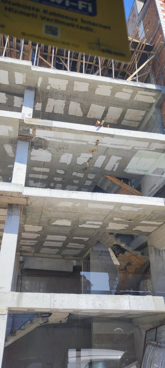 İstanbul Bahçelievler'de bir bina inşaatında katların zemininde yarı beton-yarı köpük görenlerin dikkatini çekiyor.
 İnşaat mühendisleri sebebini biliyordur. Yeni bir teknik mi? Mevzuattaki karşılığı nedir?