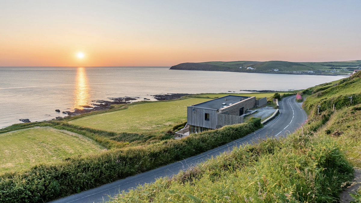 mcsparkyj's tweet image. Walkies of discovery with amazing views from Saunton Down, then over to Croyde to see the sunset yesterday evening.
🌅 🌊🐶
#croyde #sunset #saunton #westwardho #northdevon #westie