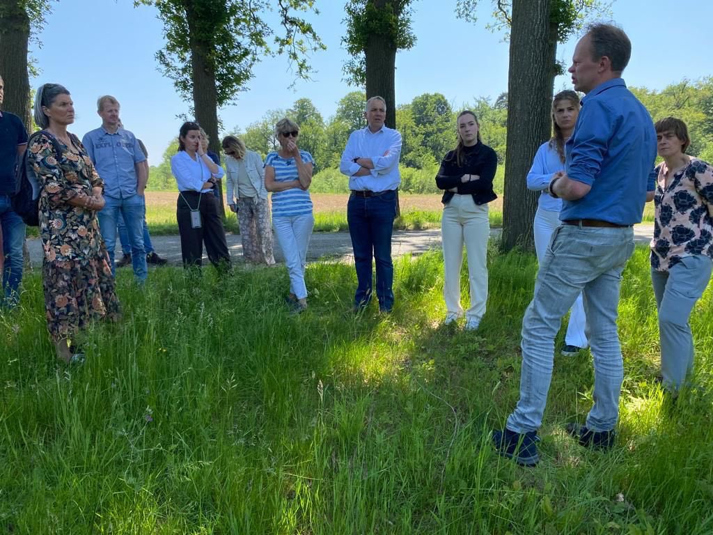 WassenaarNiels's tweet photo. Vandaag was de jaarlijkse bijeenkomst van opdrachtgevers en uitvoerders van Deltaplan Agrarisch Waterbeheer DAW. Ik mocht rond de middag een rondleiding geven over ons bedrijf en langs de verschillende percelen op het Landgoed Den Treek-Henschoten en ben demobedrijf geworden. https://t.co/pBK0OvEC8l