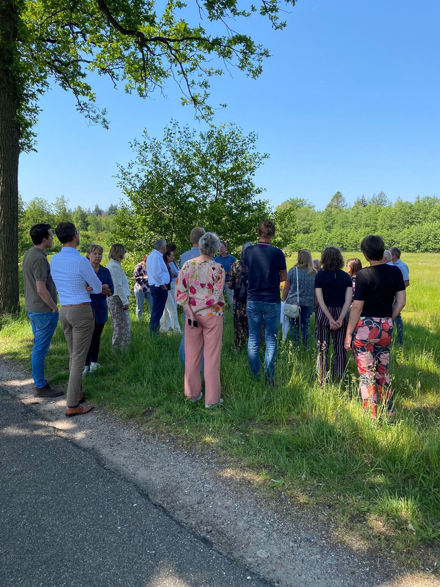 WassenaarNiels's tweet photo. Vandaag was de jaarlijkse bijeenkomst van opdrachtgevers en uitvoerders van Deltaplan Agrarisch Waterbeheer DAW. Ik mocht rond de middag een rondleiding geven over ons bedrijf en langs de verschillende percelen op het Landgoed Den Treek-Henschoten en ben demobedrijf geworden. https://t.co/pBK0OvEC8l
