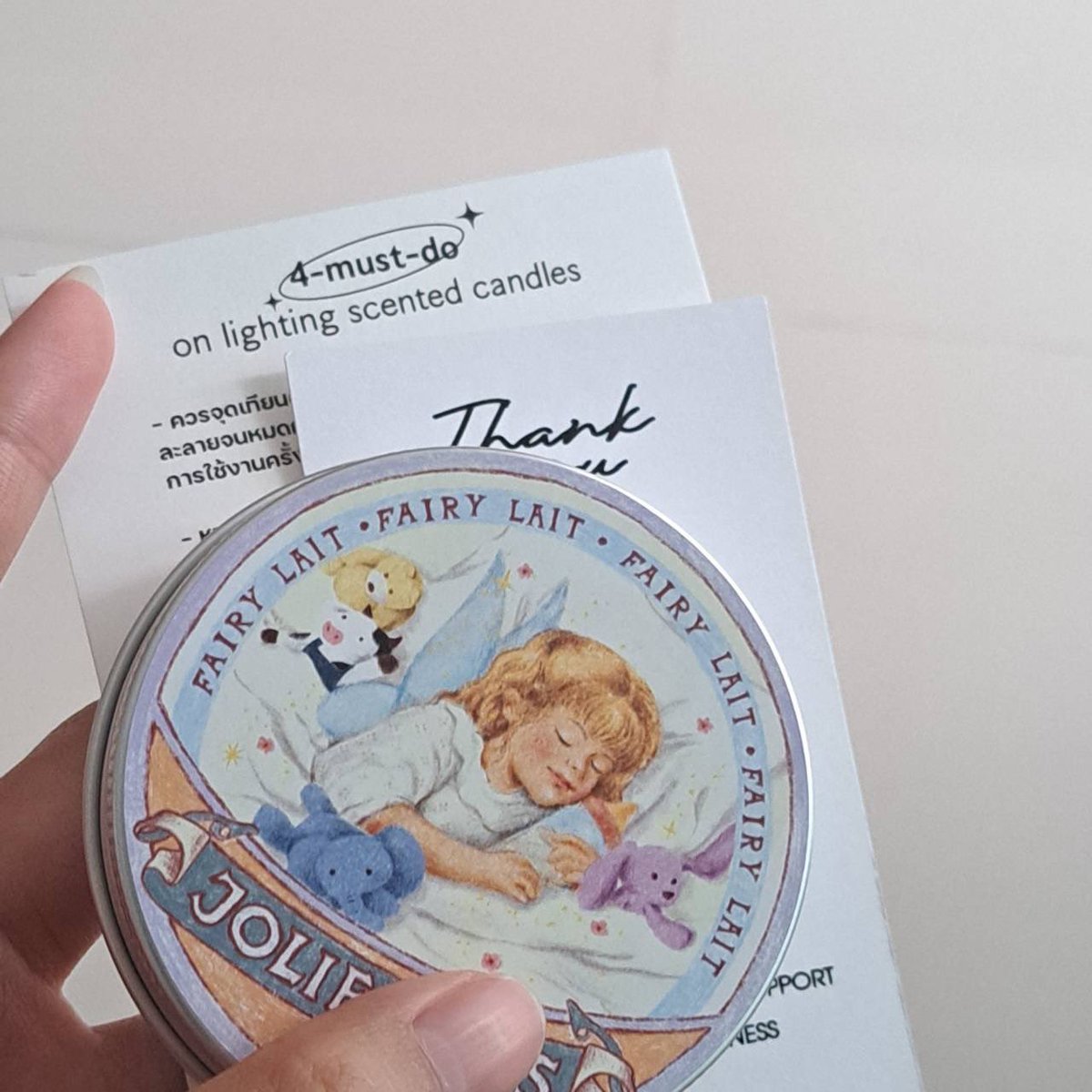 มาลองเทียนหอมครั้งแรกค่ะ สั่งกลิ่นนมอะไรสักอย่างไป ตอนเปิดมาคือ อยากกินม้าค ฮือ มันน่าอร่อยมากค่ะ555555 กลิ่นยังติดห้องอยู่เลย  แถมเอ็นจอยสุดๆ แม่ค้าน่ารัก แพ็คของมาดี ต้องมาตำบ่อยๆละ 🩶🫵🏻 #joliepoetry