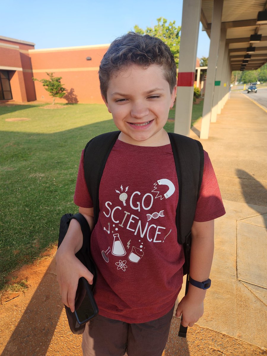 stacyrsalter's tweet image. This young man was a student of mine 2 years ago and he ❤️ 😍 science. He wore his science shirt to #STEMHenry camp this morning.  @drhafza #GOScience