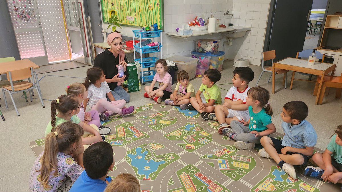 galis_esc's tweet photo. Avui ens ha visitat la mare de la Sara i ens ha ensenyat a fer la nostra pròpia nebulosa.Moltes gràcies!!!
#activitatsambfamilies
#Infantil
#experimentem
#manipulem
#creem 
#eoeogalileo https://t.co/WWR0nd5isI
